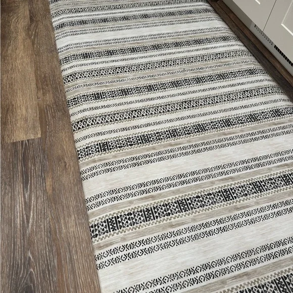 House of noa, Nama Standing Mat- Paloma: Taupe and White, 30” x 108” - Picture 6 of 7